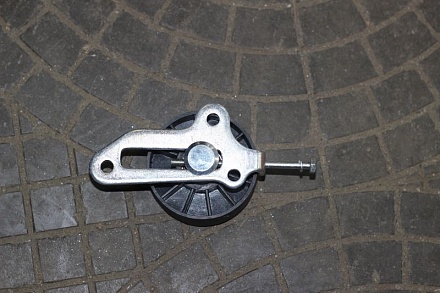 РОЛИК НАТЯЖНОЙ С КРОНШТЕЙНОМ 406,409 дв. 406-1308067-02