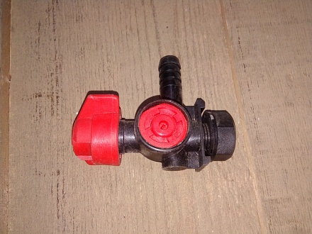 Отсечное устройство шлангового типа правое ф14 с крепежом (без распылителя) 110 006.11