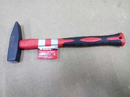 Молоток слесарный, 500 г, фибергласовая обрезиненная рукоятка, квадратный боек//MATRIX (10369)