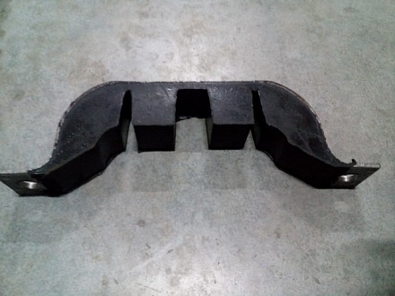 Подушка (скоба) под двигатель СМД-60  150.00.074