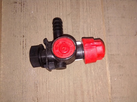 Отсечное устройство шлангового типа левое ф14 с крепежом (без распылителя) 110 006.10