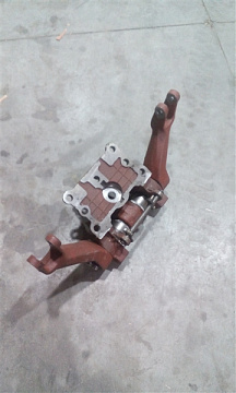 Вал поворотный зад. навески в сб. с рычаг. и и кронш. 70-4605110 (САЗ)