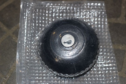 КРЫШКА Б/БАКА 452 С КЛЮЧЕМ метал. (черная) 452.2-1103010