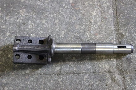 Ось левая Т-25  25.31.134 (паз спереди)